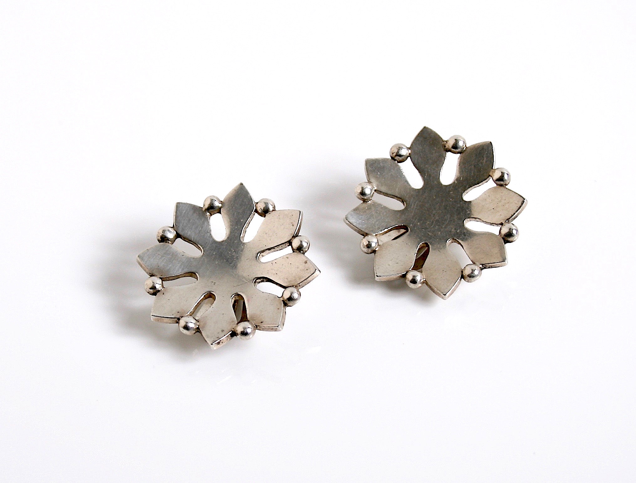 Discover the exquisite Hans Hansen Silver Flower Clip Earrings, featuring a stunning floral design that adds a touch of elegance to any outfit. Perfect for special occasions or everyday wear. Shop now and elevate your jewelry collection!